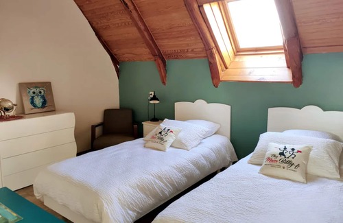 Saint-Nectaire Casa | Holiday Apartment "Chez L'habitant Saint Nectaire" with Mountain View, Shared Terrace & Wi-Fi