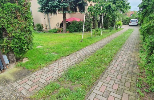 Balatonszarszo Apartamento | Apartamento vacacional con un gran jardín, internet y barbacoa
