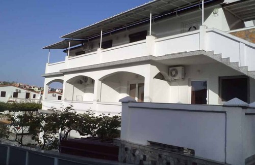 Lopar Apartamento | Apartamento vacacional 50 m del mar Adriático con una gran terraza