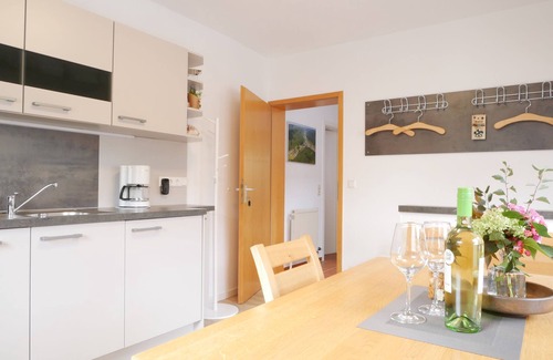 Calmbach Apartamento | Apartamento vacacional "Am Eiberg" con vistas a la montaña, terraza privada y Wi-Fi