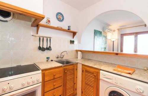 Arenal d'en Castell Apartamento | “Apartamento Arenal Castell” con Wi-Fi, aire acondicionado, piscina, terraza y jardín