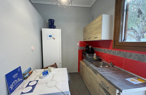 Kompi Apartamento | Apartamento sobre la hermosa playa de Peroulia, Wifi | Messinia, Peloponeso