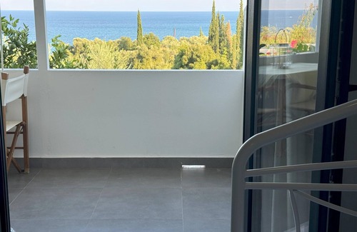 Kompi Apartamento | Apartamento sobre la hermosa playa de Peroulia, Wifi | Messinia, Peloponeso