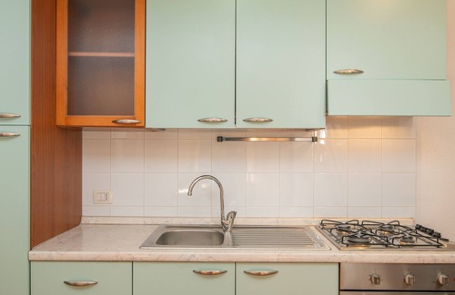Capo Testa Apartamento | Apartamento vacacional 'Agostino' cerca de la playa con terraza, jardín compartido y Wi-Fi
