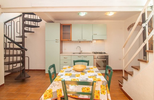 Capo Testa Apartamento | Apartamento vacacional 'Agostino' cerca de la playa con terraza, jardín compartido y Wi-Fi