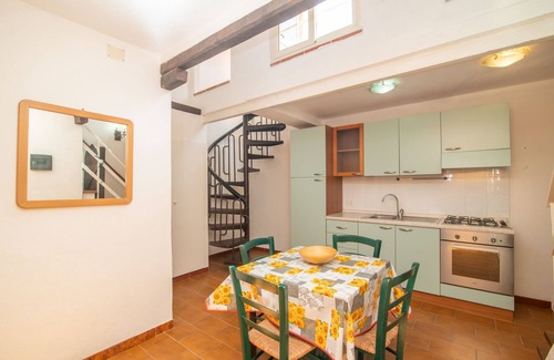 Capo Testa Apartamento | Apartamento vacacional 'Agostino' cerca de la playa con terraza, jardín compartido y Wi-Fi