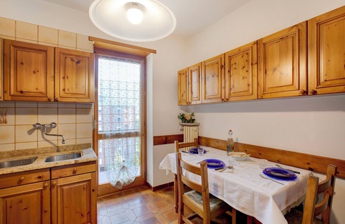 Aosta Apartamento | Apartamento vacacional "Aosta Family Home" con vistas a las montañas y balcón