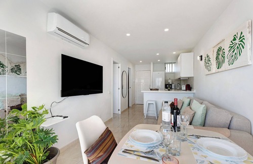 El Madronal Apartamento | Apartamento vacacional "Apto Svezda El Dorado" con vistas al mar, piscina climatizada compartida