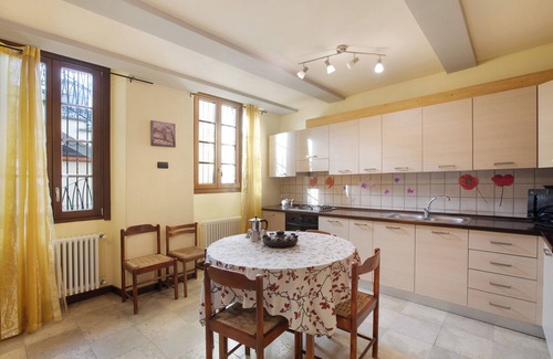 Aosta Apartamento | Apartamento vacacional 'Augusta Praetoria' con vistas a la montaña