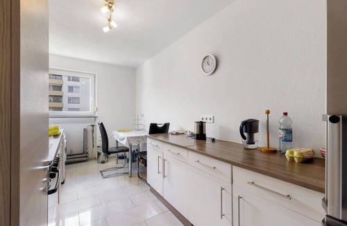 Eningen Apartamento | Apartamento vacacional 'Luminoso y tranquilo ático' con balcón y Wi-Fi