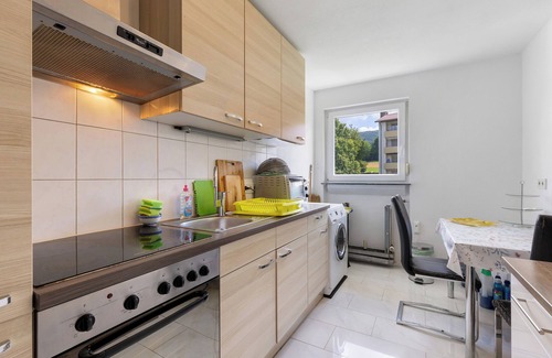 Eningen Apartamento | Apartamento vacacional 'Luminoso y tranquilo ático' con balcón y Wi-Fi