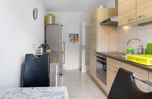 Eningen Apartamento | Apartamento vacacional 'Luminoso y tranquilo ático' con balcón y Wi-Fi