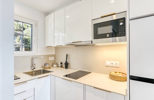 Almadraba-Canyelles Apartamento | Apartamento vacacional "Can Estrellas" con vistas al mar, terraza privada y Wi-Fi