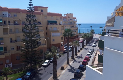 Salobrena Apartamento | Apartamento vacacional Casa Conchita con vistas al mar, piscina compartida y Wi-Fi