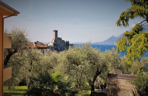 Malcesine Apartamento | Apartamento vacacional "Casa Ortensia" junto al lago con terraza y Wi-Fi
