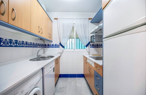 Poblado Sancti Petri Apartamento | Apartamento vacacional "Casa Amparo Sancti Petri" con piscina compartida, terraza privada y Wi-Fi