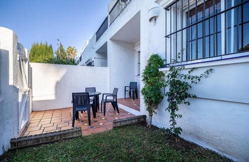 Poblado Sancti Petri Apartamento | Apartamento vacacional "Casa Amparo Sancti Petri" con piscina compartida, terraza privada y Wi-Fi