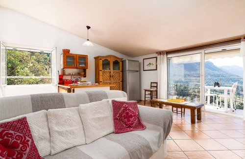 Dorgali Apartamento | Apartamento vacacional "Casa Su Craminu" con vistas a la montaña, balcón y Wi-Fi