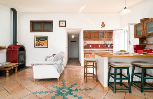 Dorgali Apartamento | Apartamento vacacional "Casa Su Craminu" con vistas a la montaña, balcón y Wi-Fi