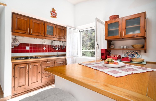 Dorgali Apartamento | Apartamento vacacional "Casa Su Craminu" con vistas a la montaña, balcón y Wi-Fi