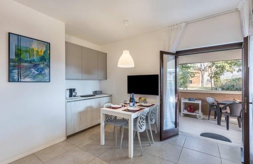 San Benedetto di Lugana Apartamento | Apartamento vacacional "Casa Punta Grò" con piscina compartida, terraza y Wi-Fi