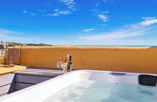 Mijas Apartamento | Apartamento 'Casa Rosado' con vistas al mar, piscina y Wi-Fi