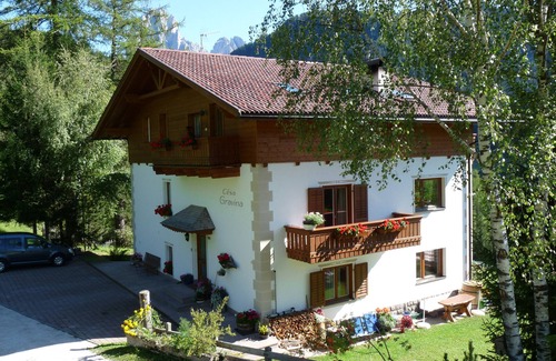 Ortisei Apartamento | Apartamento vacacional "Cësa Gravina Jubas" con vistas a la montaña, jardín y Wi-Fi