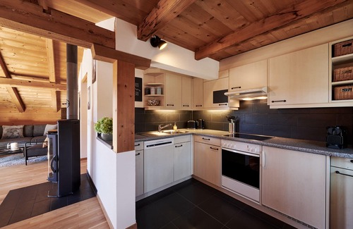 Klosters Dorf Apartamento | Apartamento vacacional "Dorf" con vistas a la montaña, balcón y Wi-Fi