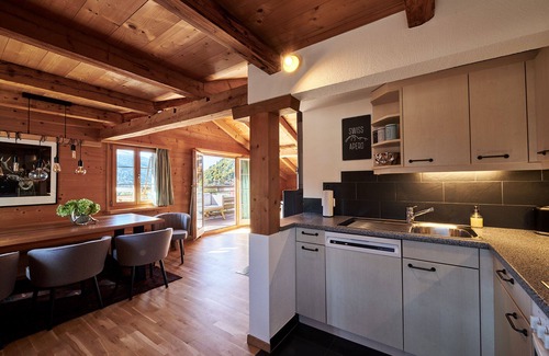 Klosters Dorf Apartamento | Apartamento vacacional "Dorf" con vistas a la montaña, balcón y Wi-Fi