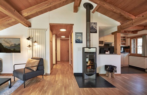 Klosters Dorf Apartamento | Apartamento vacacional "Dorf" con vistas a la montaña, balcón y Wi-Fi