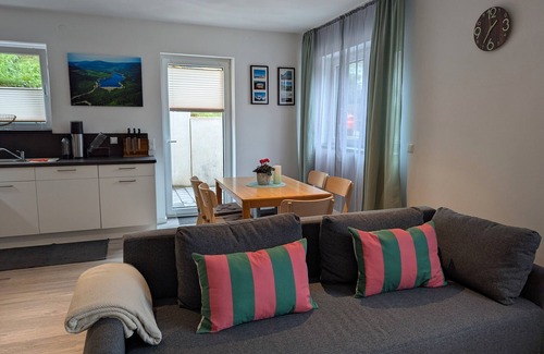 Freudenstadt Apartamento | Apartamento vacacional 'Schiller's Urban Escape' con vistas a la montaña, terraza privada y Wi-Fi