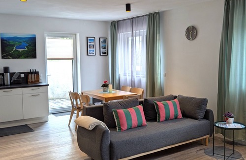 Freudenstadt Apartamento | Apartamento vacacional 'Schiller's Urban Escape' con vistas a la montaña, terraza privada y Wi-Fi
