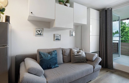 Sankt Englmar Apartamento | Apartamento vacacional 'Hella Wahnsinn' con piscina compartida, balcón y Wi-Fi