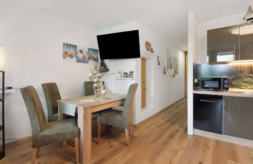 Sankt Englmar Apartamento | Apartamento vacacional 'Hella Wahnsinn' con piscina compartida, balcón y Wi-Fi
