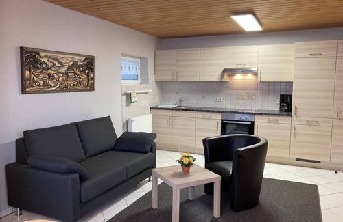 Unterkirnach Apartamento | Apartamento vacacional 'Marina Beha' con terraza privada, jardín comunitario y Wi-Fi