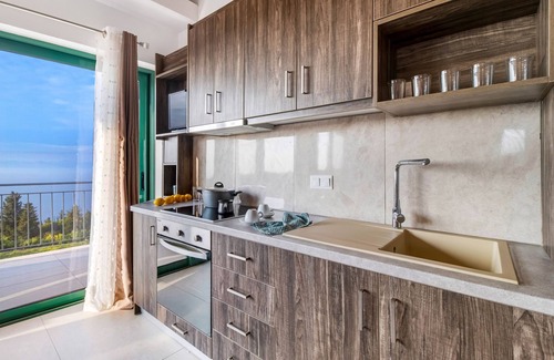 Tsoukaladhes Apartamento | Apartamento vacacional 'Deluxe King Suite 6' con vistas al mar, piscina compartida y Wi-Fi
