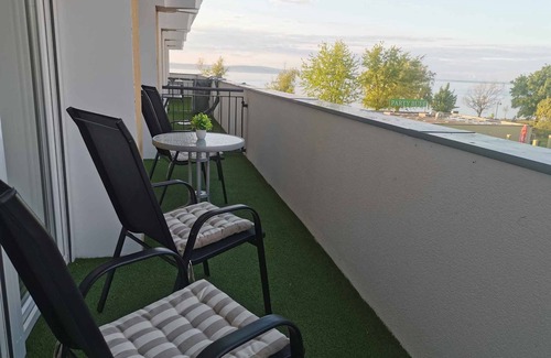 Siofok Apartamento | Holiday apartment directly on the water with free beach