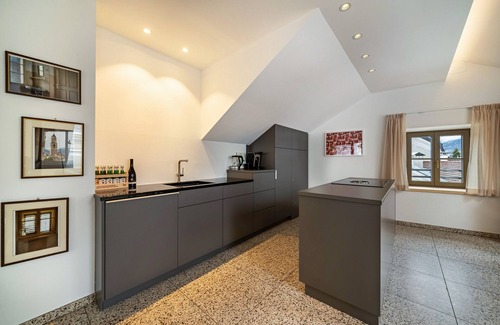 Merano Apartamento | Apartamento vacacional "Domus Faber 5" con vistas a la montaña, terraza privada y Wi-Fi