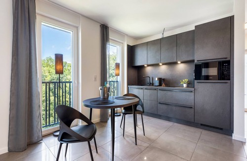 Altenbeken Apartamento | Apartamento vacacional "Egge Resort 7b" con balcón, jacuzzi y sauna