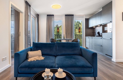 Altenbeken Apartamento | Apartamento vacacional "Egge Resort 7d" con balcón, jacuzzi y sauna con vistas al viaducto