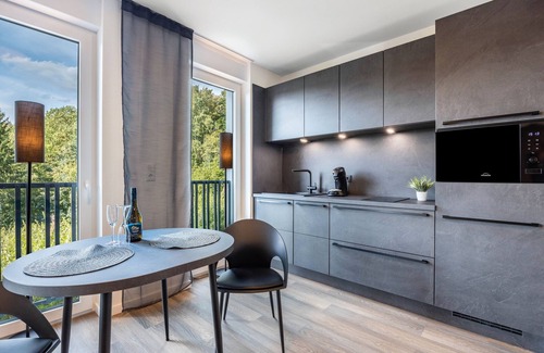 Altenbeken Apartamento | Apartamento vacacional "Egge Resort 7d" con balcón, jacuzzi y sauna con vistas al viaducto
