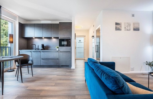 Altenbeken Apartamento | Apartamento vacacional "Egge Resort 7d" con balcón, jacuzzi y sauna con vistas al viaducto