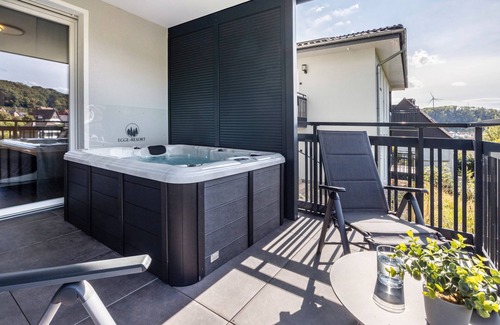 Altenbeken Apartamento | Apartamento vacacional "Egge Resort 7d" con balcón, jacuzzi y sauna con vistas al viaducto