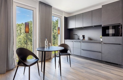 Altenbeken Apartamento | Apartamento vacacional "Egge Resort 7a" con balcón, jacuzzi y sauna