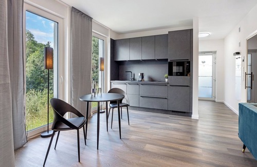 Altenbeken Apartamento | Apartamento vacacional "Egge Resort 7a" con balcón, jacuzzi y sauna