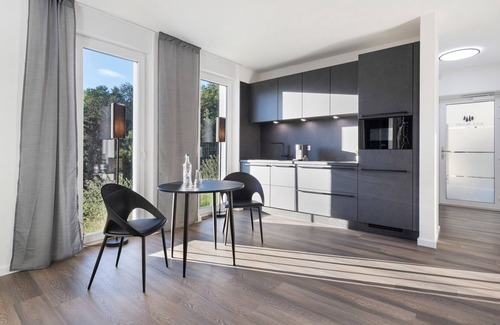 Altenbeken Apartamento | Apartamento vacacional "Egge Resort 7" con balcón, jacuzzi y sauna
