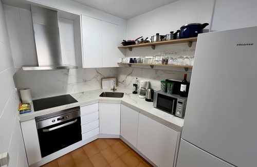 Almunecar Apartamento | Apartamento vacacional 'Epsilon 2 4f Primera Línea De Playa' con vistas al mar y piscina compartida
