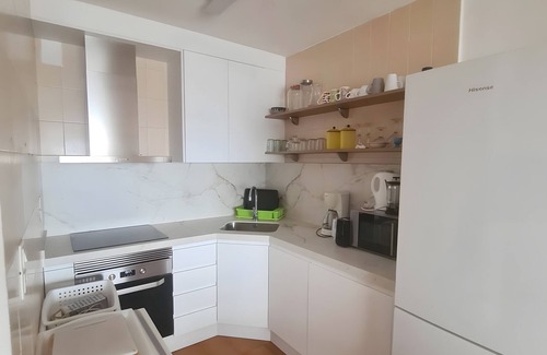 Almunecar Apartamento | Apartamento vacacional 'Epsilon 2 4f Primera Línea De Playa' con vistas al mar y piscina compartida