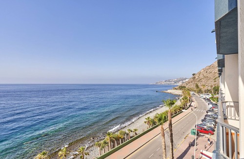 Almunecar Apartamento | Apartamento vacacional 'Epsilon 2 4f Primera Línea De Playa' con vistas al mar y piscina compartida