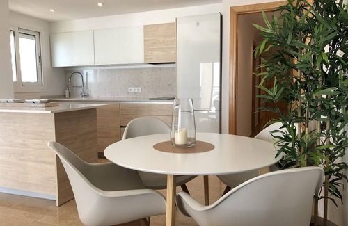 Calpe City Center Apartamento | Apartamento vacacional 'Primera línea de playa' con vistas al mar, piscina, jardín y Wi-Fi